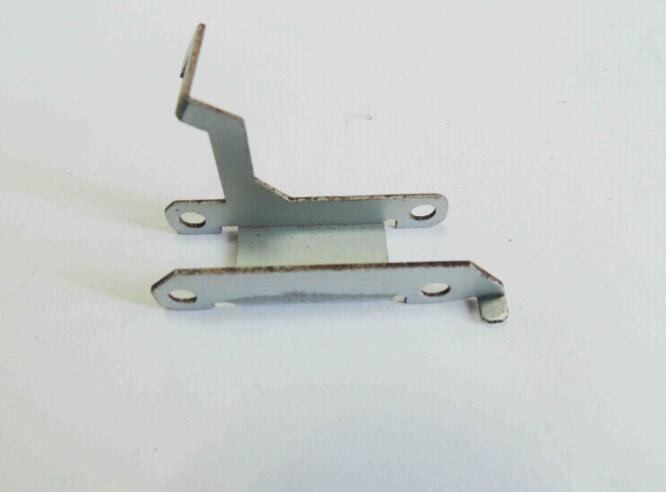 五金沖壓件中如何對(duì)五金彈片的性能來(lái)選擇金屬材料呢？